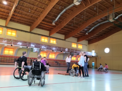 Trening techniki jazdy na wózku. Watsztat Aktywnej Rehabilitacji w kompleksie sportowym Arena w Żaganiu, 17.19.112023