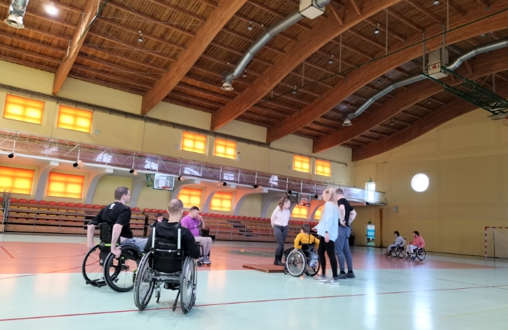 Trening techniki jazdy na wózku. Watsztat Aktywnej Rehabilitacji w kompleksie sportowym Arena w Żaganiu, 17.19.112023
