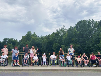 Na zdjęciu uczestnicy i kadra obozu Aktywnej Rehabilitacji dla dzieci w Żaganiu 10.07.2024 r.