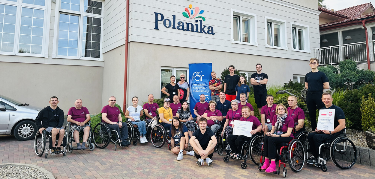 Uczestnicy i kadra obozu Aktywnej Rehabilitacji przed Ośrodkiem Rehabilitacyjnym Polanika w Chrustach, 17-28.08.2024 r.