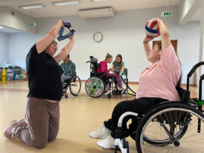 Ćwiczenia ogólnokondycyjne z piłką na sali, Warsztat Aktywnej Rehabilitacji dla dzieci w Budach Głogowskich 15-17.11.2024