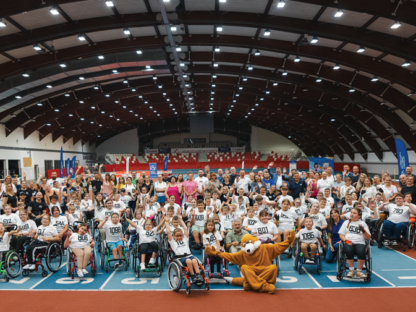 W dniach 16-18.09.2024 r. odbyła się OGÓLNOPOLSKA SPARTAKIADA FAR DLA DZIECI I MŁODZIEŻY w Centralnym Ośrodku Sportu – Ośrodek Przygotowań Olimpijskich w Spale. Na zdjęciu uczestnicy, orgacizatorzy oraz goście Spartakiady, na hali sportowej w Spale.