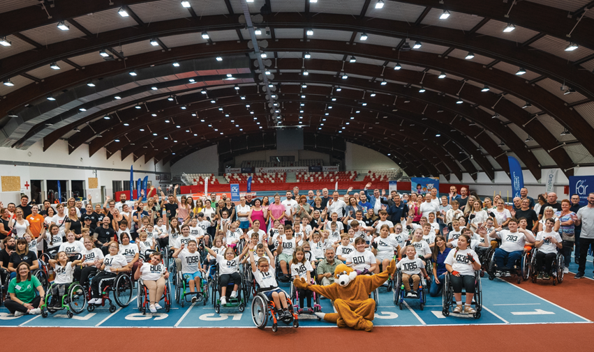 W dniach 16-18.09.2024 r. odbyła się OGÓLNOPOLSKA SPARTAKIADA FAR DLA DZIECI I MŁODZIEŻY w Centralnym Ośrodku Sportu – Ośrodek Przygotowań Olimpijskich w Spale. Na zdjęciu uczestnicy, orgacizatorzy oraz goście Spartakiady, na hali sportowej w Spale.