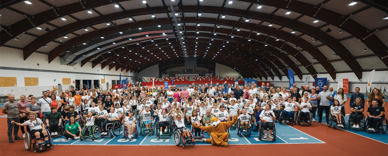 W dniach 16-18.09.2024 r. odbyła się OGÓLNOPOLSKA SPARTAKIADA FAR DLA DZIECI I MŁODZIEŻY w Centralnym Ośrodku Sportu – Ośrodek Przygotowań Olimpijskich w Spale. Na zdjęciu uczestnicy, orgacizatorzy oraz goście Spartakiady, na hali sportowej w Spale.