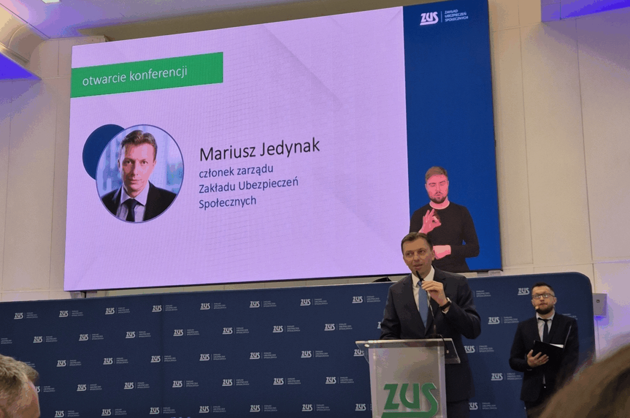 Mariusz Jedynak, członek zarządu Zakładu Ubezpieczeń Społecznych, przemawia podczas Konferencji otwierającej Dni Osób z Niepełnosprawnościami, której tematem było: „Niepełnosprawność a rynek pracy – jak skutecznie wspierać zatrudnienie i rozwój zawodowy osób z niepełnosprawnościami”. 14 maja 2025 r. , Centrala ZUS w Warszawie.