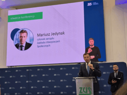 Mariusz Jedynak, członek zarządu Zakładu Ubezpieczeń Społecznych, przemawia podczas Konferencji otwierającej Dni Osób z Niepełnosprawnościami, której tematem było: „Niepełnosprawność a rynek pracy – jak skutecznie wspierać zatrudnienie i rozwój zawodowy osób z niepełnosprawnościami”. 14 maja 2025 r. , Centrala ZUS w Warszawie.