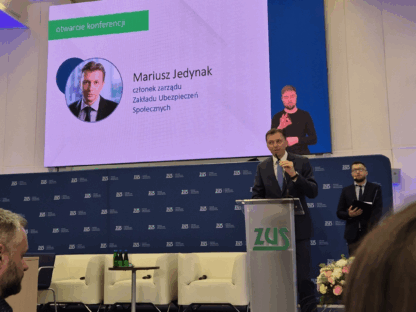 Mariusz Jedynak, członek zarządu Zakładu Ubezpieczeń Społecznych, przemawia podczas Konferencji otwierającej Dni Osób z Niepełnosprawnościami, której tematem było: „Niepełnosprawność a rynek pracy – jak skutecznie wspierać zatrudnienie i rozwój zawodowy osób z niepełnosprawnościami”. 14 maja 2025 r. , Centrala ZUS w Warszawie.