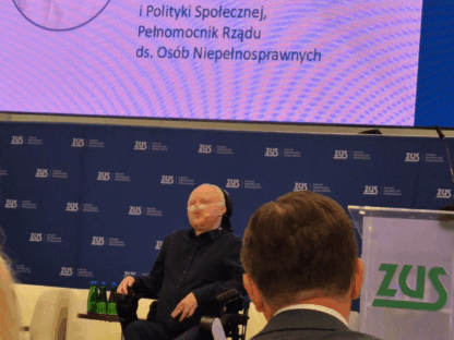 Łukasz Krasoń sekretarz stanu w Ministerstwie Rodziny, Pracy i Polityki Społecznej, pełnomocnik Rządu ds. Osób Niepełnosprawnych przemawia podczas Konferencji otwierającej Dni Osób z Niepełnosprawnościami. 14 maja 2025 r., Centrala ZUS w Warszawie.
