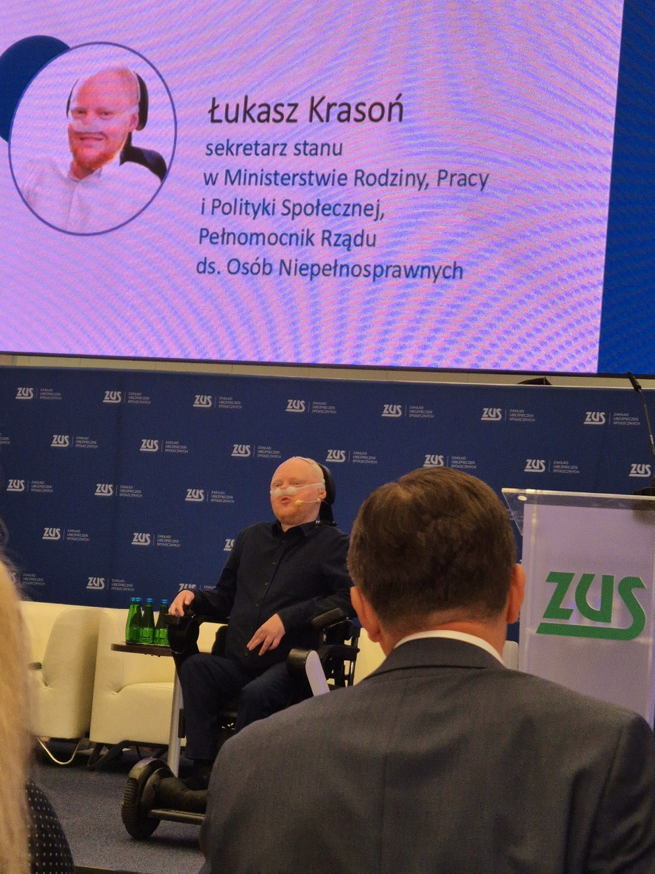Łukasz Krasoń sekretarz stanu w Ministerstwie Rodziny, Pracy i Polityki Społecznej, pełnomocnik Rządu ds. Osób Niepełnosprawnych przemawia podczas Konferencji otwierającej Dni Osób z Niepełnosprawnościami. 14 maja 2025 r., Centrala ZUS w Warszawie.