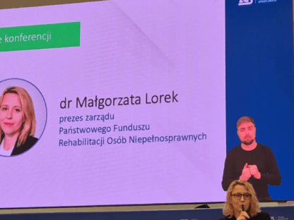 dr Małgorzata Lorek prezes zarządu PFRON przemawia podczas Konferencji otwierającej Dni Osób z Niepełnosprawnościami. 14 maja 2025 r., Centrala ZUS w Warszawie.