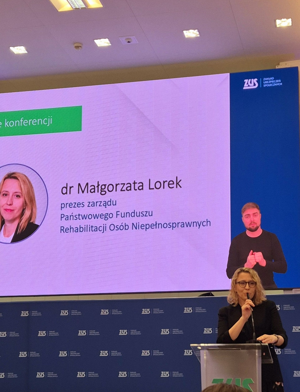 dr Małgorzata Lorek prezes zarządu PFRON przemawia podczas Konferencji otwierającej Dni Osób z Niepełnosprawnościami. 14 maja 2025 r., Centrala ZUS w Warszawie.