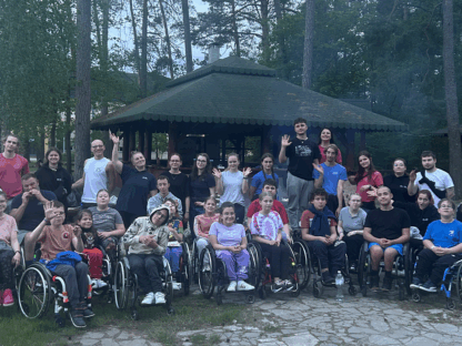 Uczestnicy i kadra obozu Aktywnej Rehabilitacji dla dzieci w Spale, 27.05-05.06.2025 r.