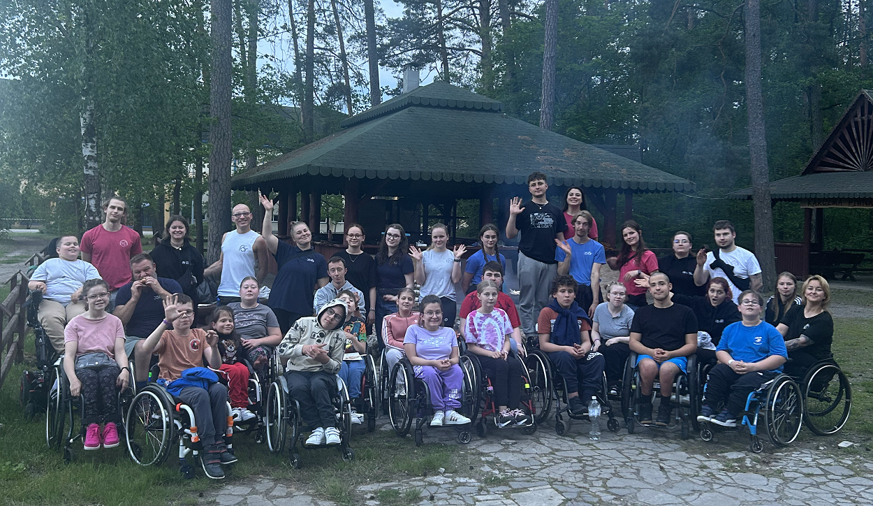Uczestnicy i kadra obozu Aktywnej Rehabilitacji dla dzieci w Spale, 27.05-05.06.2025 r.