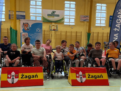 Piętnaścioro uczestników obozu Aktywnej Rehabilitacji dla dzieci w hali Kompleksu Sportowego Arena Żagań, 2-10.07.2025 r.