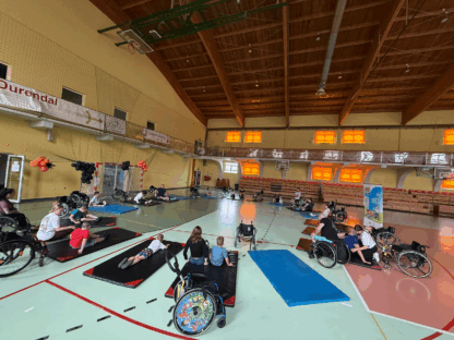 Uczestnicy obozu Aktywnej Rehabilitacji dla dzieci podczas ćwiczeń na materacach w hali Kompleksu Sportowego Arena Żagań, 2-10.07.2025 r.