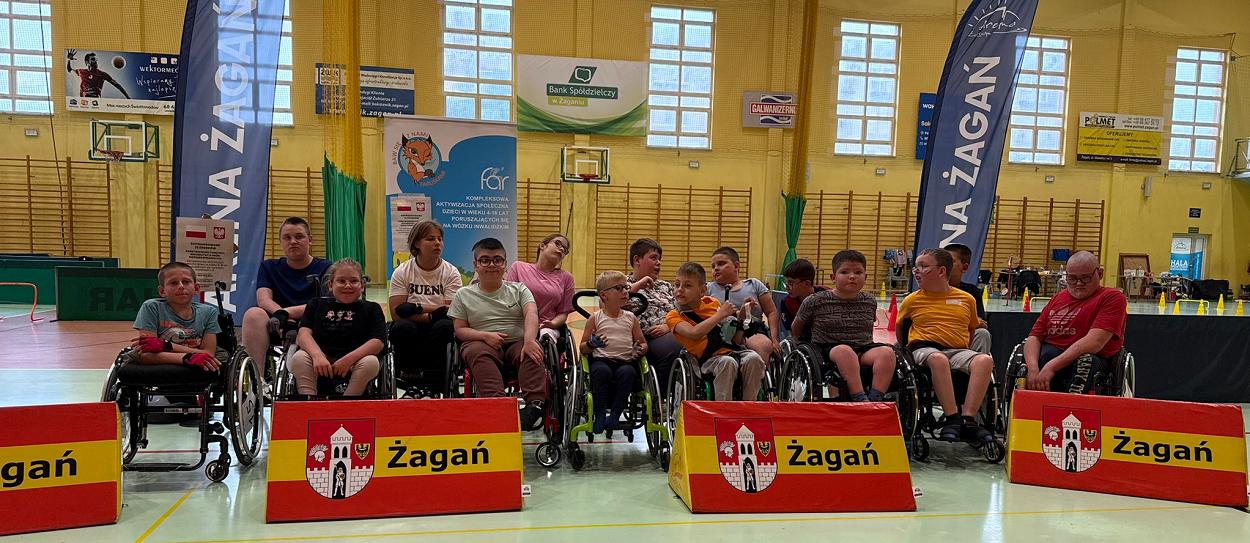 Piętnaścioro uczestników obozu Aktywnej Rehabilitacji dla dzieci w hali Kompleksu Sportowego Arena Żagań, 2-10.07.2025 r.