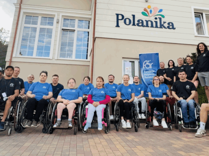 Kadra i uczestnicy-obozu Aktywnej Rehabilitacji w Chrustach 26.07-6.08.2025, przed ośdodkiem Polanika.