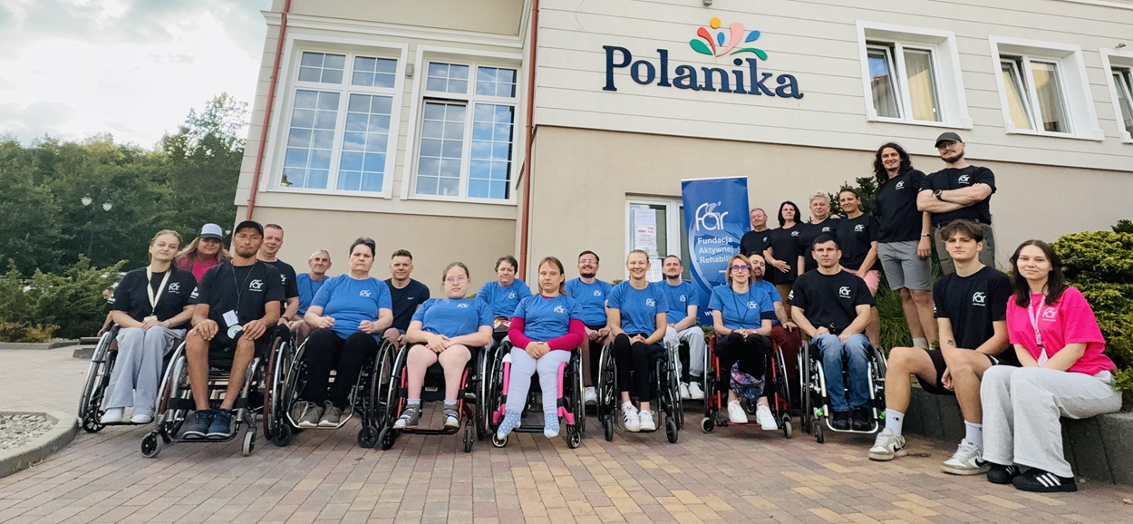 Kadra i uczestnicy-obozu Aktywnej Rehabilitacji w Chrustach 26.07-6.08.2025, przed ośdodkiem Polanika.