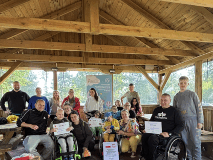 Dzieci z rodzicami oraz kadrą warsztatu Aktywnej Rehabilitacji, Ostrów Mausz 8-10.07.2025 r.