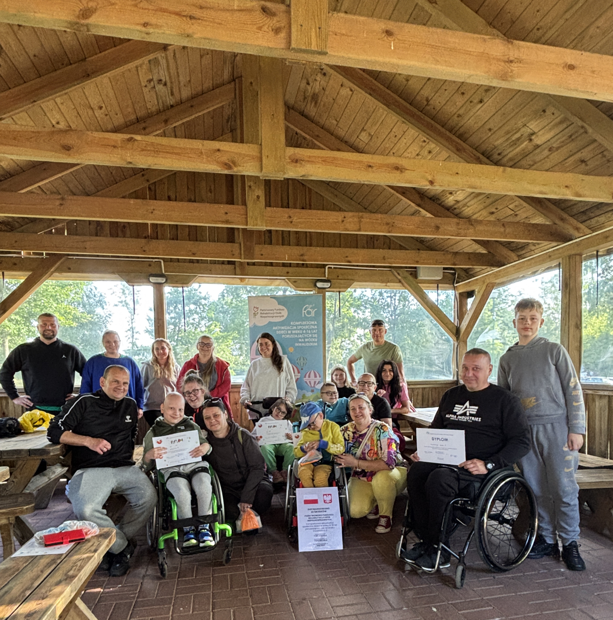 Dzieci z rodzicami oraz kadrą warsztatu Aktywnej Rehabilitacji, Ostrów Mausz 8-10.07.2025 r.