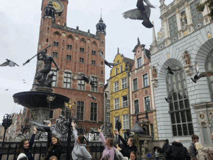 Ruszyliśmy na spacer ulicami Gdańska, podziwiając urokliwe kamieniczki, zabytki i tętniące życiem nadmotławskie kawiarenki.