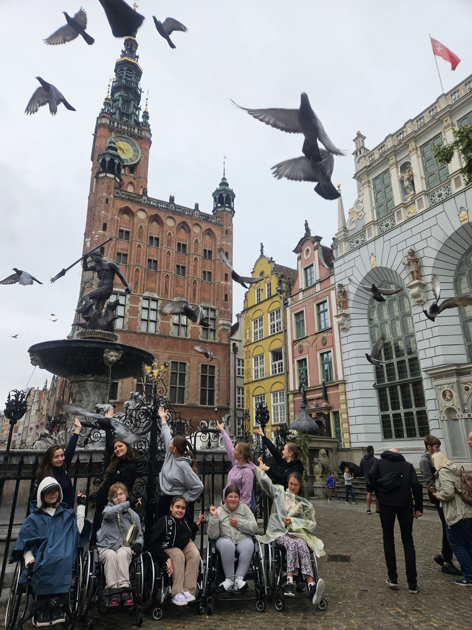 Ruszyliśmy na spacer ulicami Gdańska, podziwiając urokliwe kamieniczki, zabytki i tętniące życiem nadmotławskie kawiarenki.