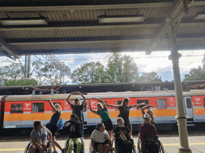 Podróż pociągiem przebiegła bez żadnych problemów, a po drodze pokazaliśmy naszym beneficjentkom, że samodzielne poruszanie się tym środkiem transportu jest jak najbardziej możliwe.