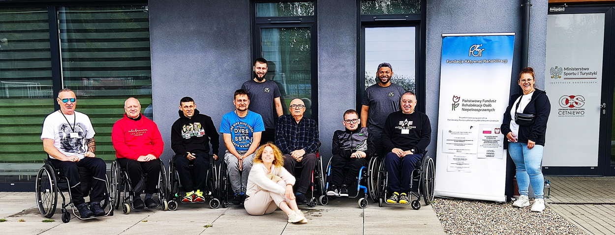 Uczestnicy i kadra obozu Aktywnej Rehabilitacji, 9-20.09.2025, przed wejsciem do Centralnego Ośrodka S portu Cetniewo we Władysławowie.