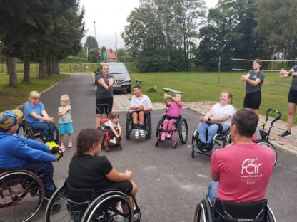 Uczestnicy Warsztatu Aktywnej Rehabilitacji dla dzieci w Czudcu, 5-7.09.2025, podczas ćwiczeń ogólnokondycyjnych w plenerze.