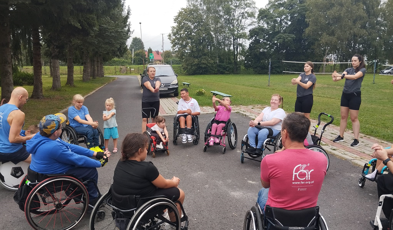 Uczestnicy Warsztatu Aktywnej Rehabilitacji dla dzieci w Czudcu, 5-7.09.2025, podczas ćwiczeń ogólnokondycyjnych w plenerze.