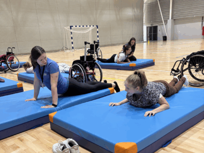 Zajęcia na sali. Ćwiczenia ogólnokondycyjne na materacach. Obóz Aktywnej Rehabilitacji dla dzieci w Cetniewie 21-30.09.2025 r.