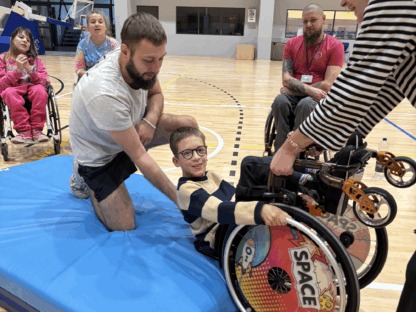 Zajęcia na sali z techniki jazdy. Obóz Aktywnej Rehabilitacji dla dzieci w Cetniewie 21-30.09.2025 r.