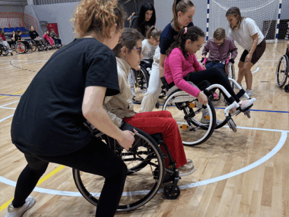 Zajęcia na sali z techniki jazdy. Obóz Aktywnej Rehabilitacji dla dzieci w Cetniewie 21-30.09.2025 r.