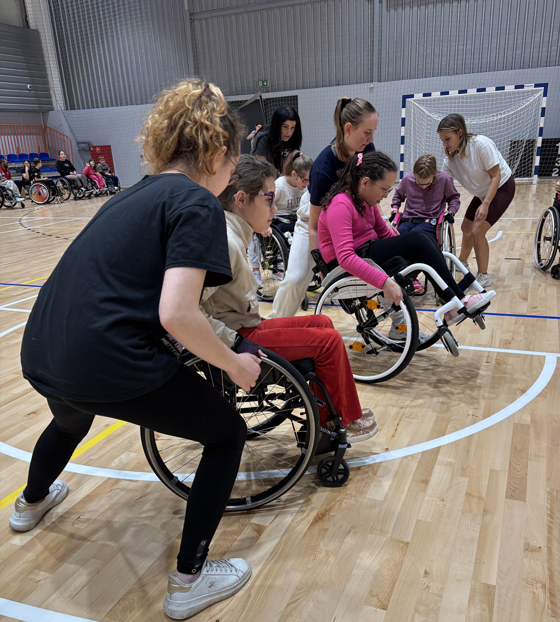 Zajęcia na sali z techniki jazdy. Obóz Aktywnej Rehabilitacji dla dzieci w Cetniewie 21-30.09.2025 r.