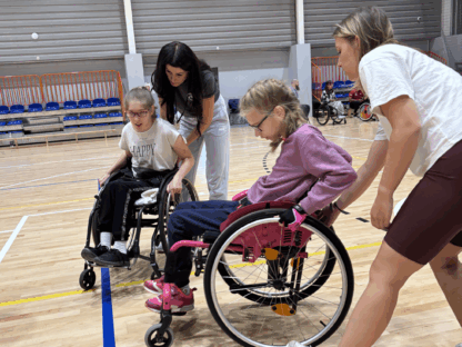 Zajęcia na sali z techniki jazdy. Obóz Aktywnej Rehabilitacji dla dzieci w Cetniewie 21-30.09.2025 r.