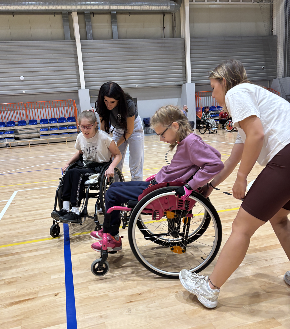 Zajęcia na sali z techniki jazdy. Obóz Aktywnej Rehabilitacji dla dzieci w Cetniewie 21-30.09.2025 r.