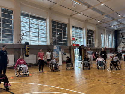 Zajęcia na sali. Obóz Aktywnej Rehabilitacji dla dzieci w Cetniewie 21-30.09.2025 r.