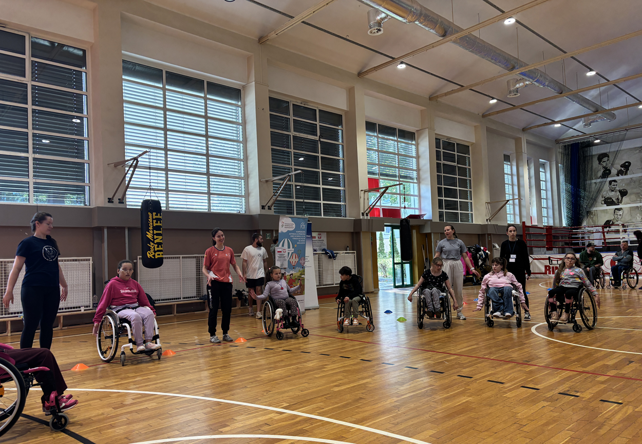 Zajęcia na sali. Obóz Aktywnej Rehabilitacji dla dzieci w Cetniewie 21-30.09.2025 r.