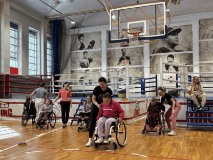 Zajęcia na sali. Obóz Aktywnej Rehabilitacji dla dzieci w Cetniewie 21-30.09.2025 r.