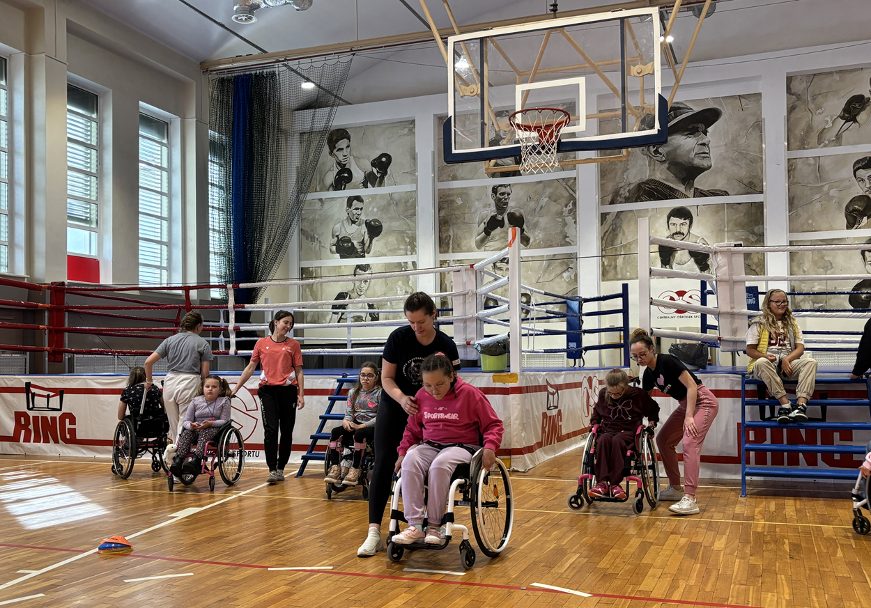 Zajęcia na sali. Obóz Aktywnej Rehabilitacji dla dzieci w Cetniewie 21-30.09.2025 r.