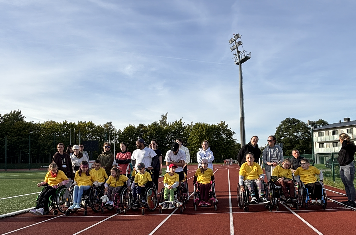 Uczestnicy i kadra obozu Aktywnej Rehabilitacji dla dzieci w Cetniewie 21-30.09.2025 r.