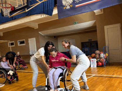 Zajęcia na sali z techniki jazdy na wózku - nauka pokonywania progu. Obóz Aktywnej Rehabilitacji dla dzieci w Cetniewie 21-30.09.2025 r.