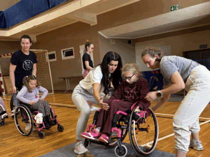 Zajęcia na sali z techniki jazdy na wózku - nauka pokonywania progu. Obóz Aktywnej Rehabilitacji dla dzieci w Cetniewie 21-30.09.2025 r.