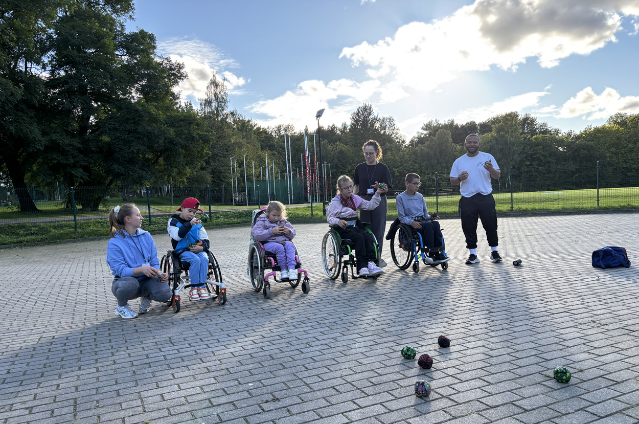 Gra w bocce. Obóz Aktywnej Rehabilitacji dla dzieci w Cetniewie 21-30.09.2025 r.