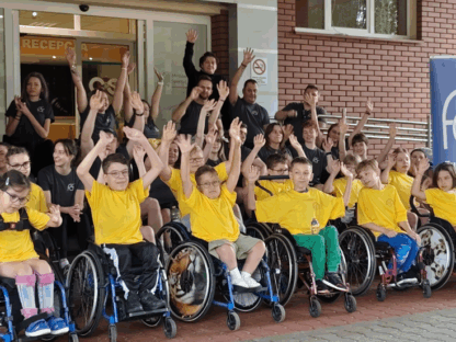Uczestnicy i kadra Obozu Aktywnej Rehabilitacji dla dzieci i rodziców w Spale , 11-20.07.2025 r.