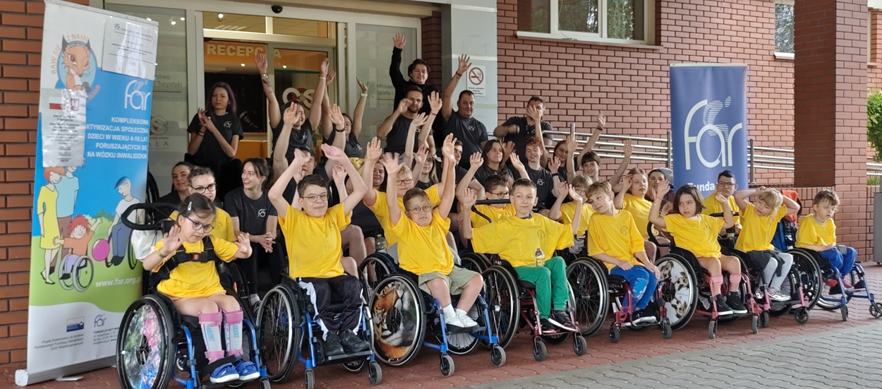 Uczestnicy i kadra Obozu Aktywnej Rehabilitacji dla dzieci i rodziców w Spale , 11-20.07.2025 r.