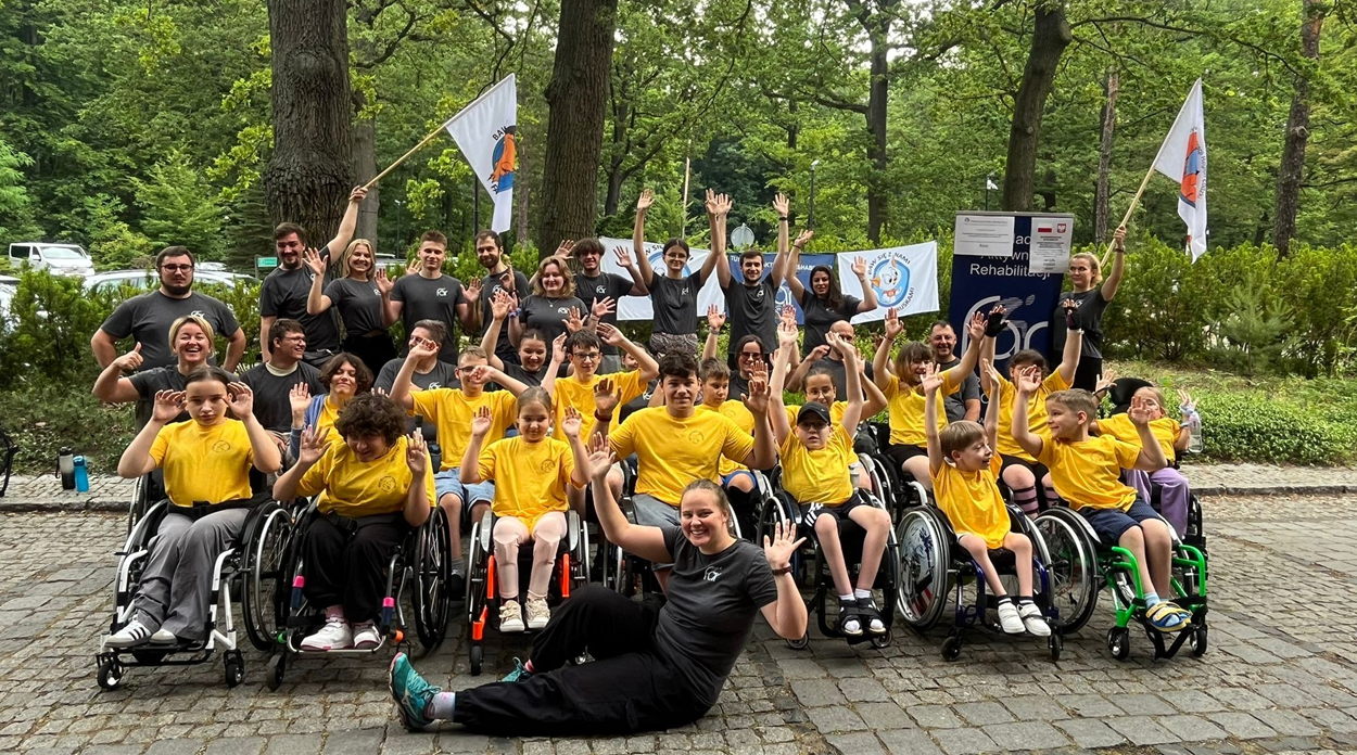 Uczestnicy i kadra obozu Aktywnej Rehabilitacji dla dzieci w Stacja Nowa Gdynia, 1-9.07.2025 r.