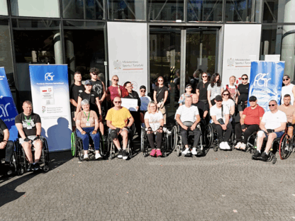 Uczestnicy i kadra obozu Aktywnej Rehabilitacji 15-26.09.2025, przed wejściem do Centralnego Ośrodka Przygotowań Olimpijskich w Wałczu
