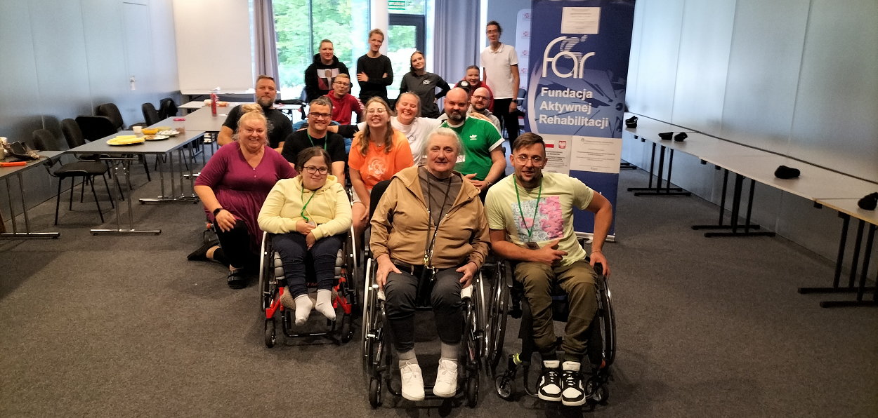 Uczestnicy i kadra obozu Aktywnej Rehabilitacji w Wałczu, 21.09-2.10.2025 r.