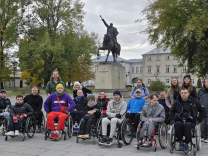 Dziesięcioro uczestników oraz kadra obozu Aktywnej Rehabilitacji 13-24.10.2025 w Zamościu przed pomnikiem Jana Zamojskiego
